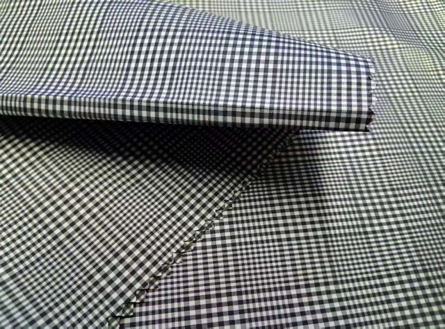 Yarn-dyed black and white large-small check polyester fabric